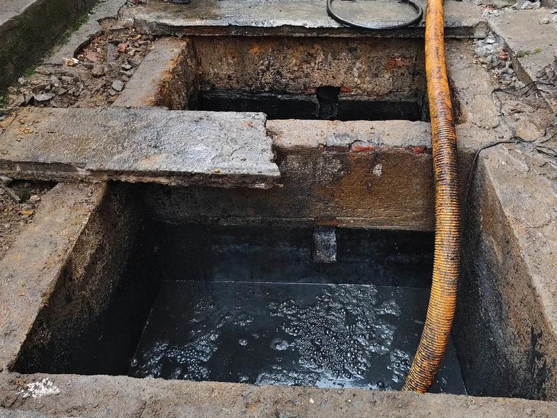 单位清理化粪池